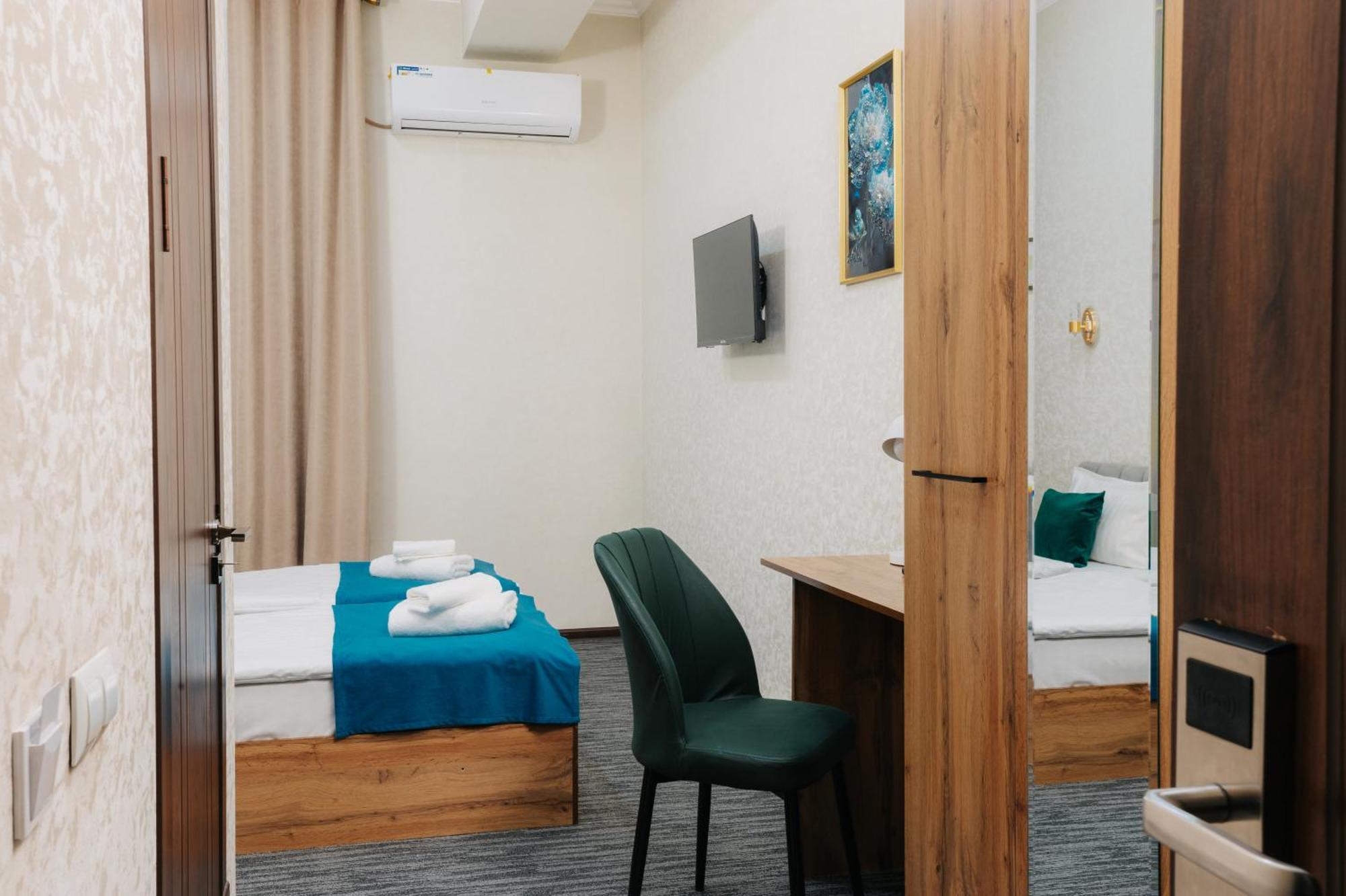 Resident Hotel Tashkent Bagian luar foto